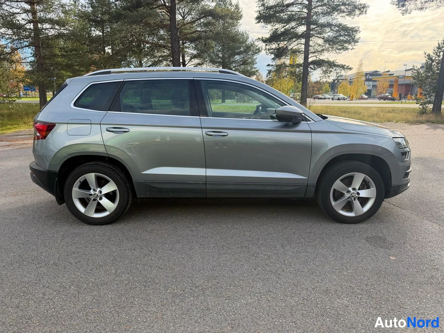 Harmaa Skoda Karoq 2018, sivulta, kuva 3