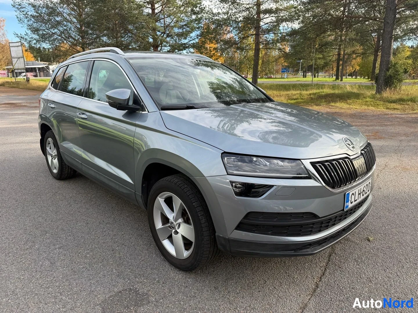 Harmaa Skoda Karoq 2018, etuviisto, keula oikealle, kuva 2