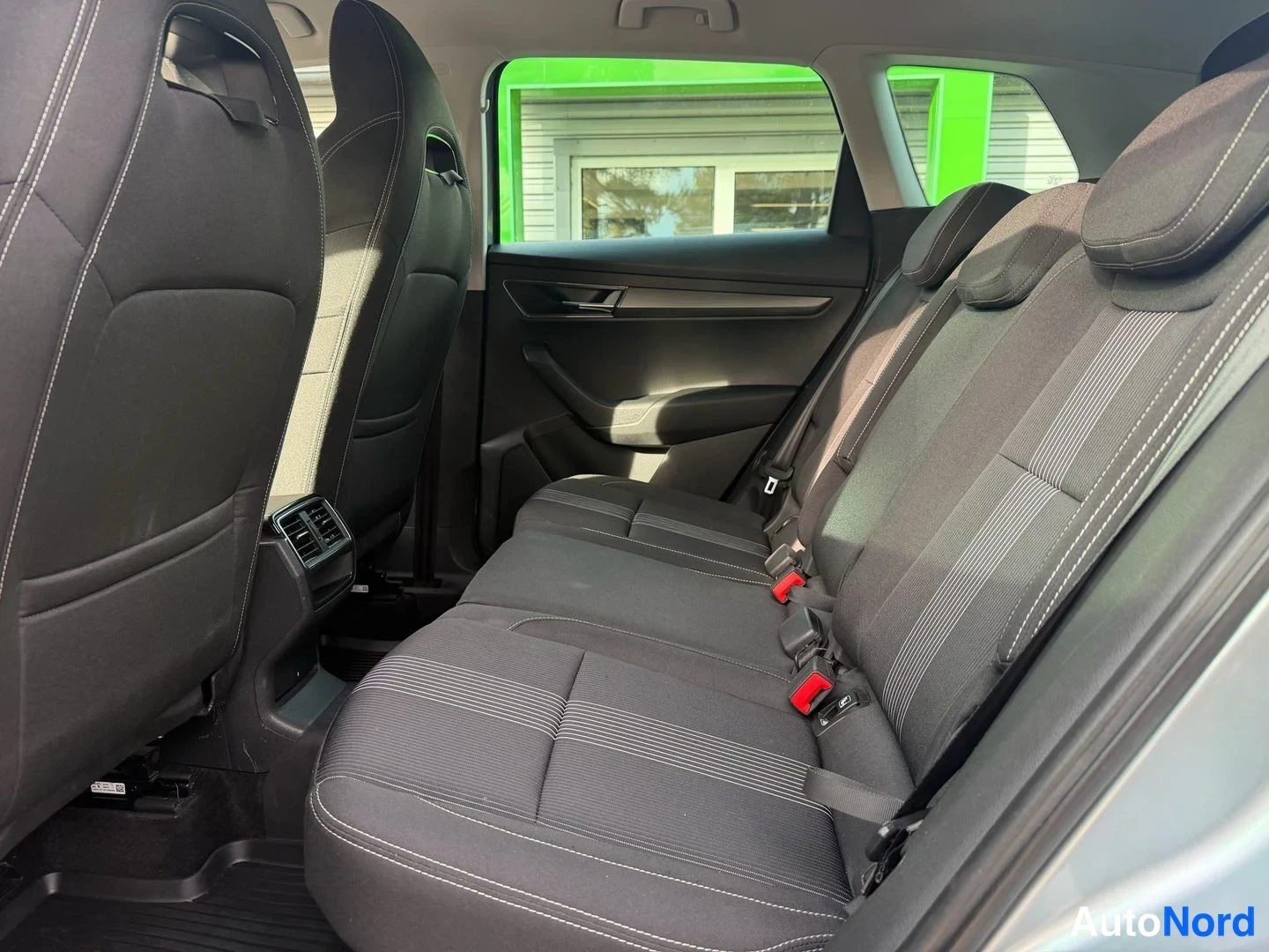 Harmaa Skoda Karoq 2018, takaistuimet, kuva 8