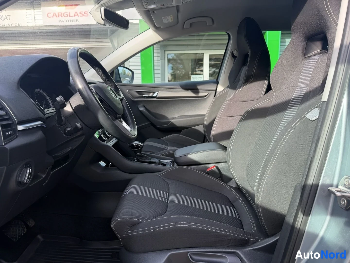 Harmaa Skoda Karoq 2018, etuistuimet, kuva 7