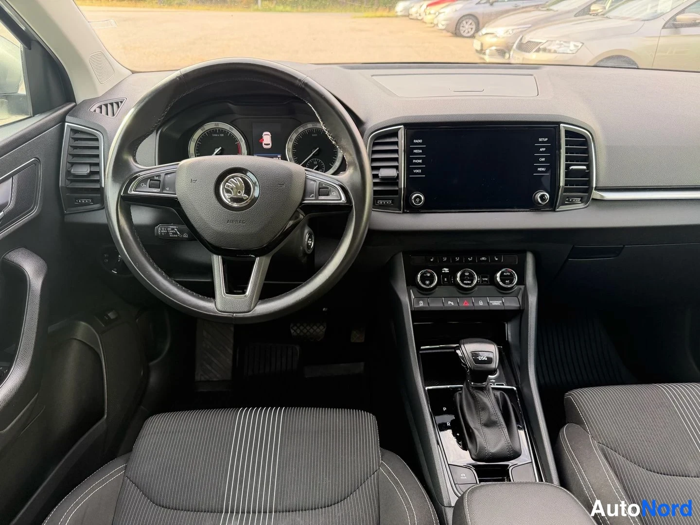 Harmaa Skoda Karoq 2018, kuva 9