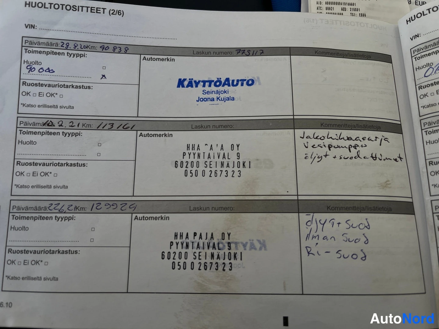 Muu: Huoltotositteet-sivu (2/6) jossa kolme huoltomerkintää, käsin kirjoitetut päivämäärät ja mittarilukemat 90 838, 113 161 ja 125 224 km, leimoja HHA Paja Oy ja Kä