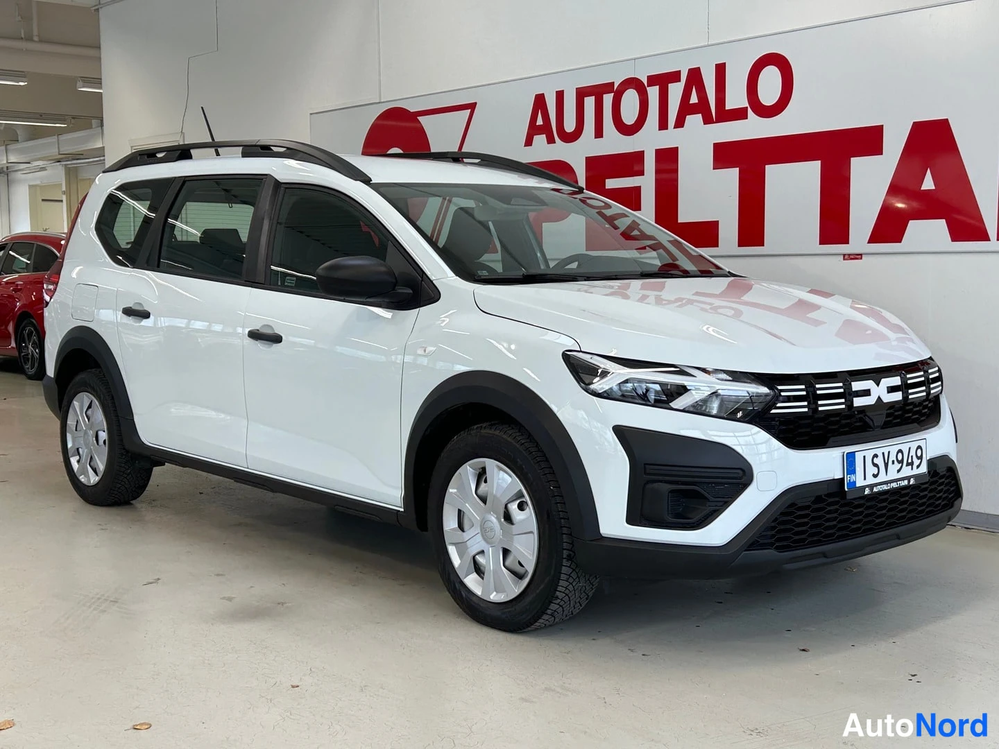 Valkoinen Dacia Jogger 2025, etuviisto, keula oikealle, kuva 2