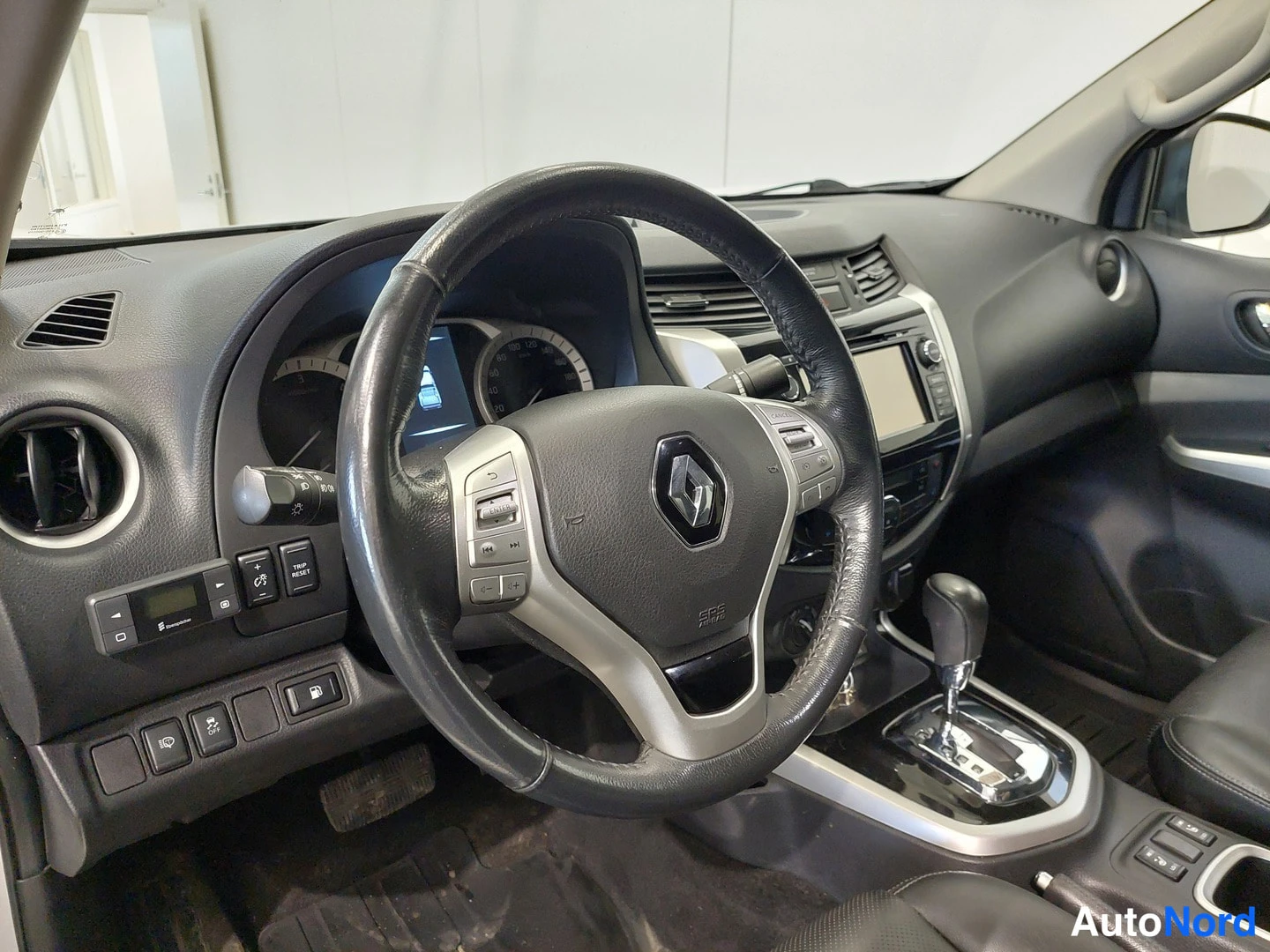 Muu: Kuljettajan näköala kojelautaan: Renault-merkkinen ohjauspyörä, mittaristo, kosketusnäyttö radio, automaattivaihteen valitsin ja lisäkytkimia ohjaustangon vasem