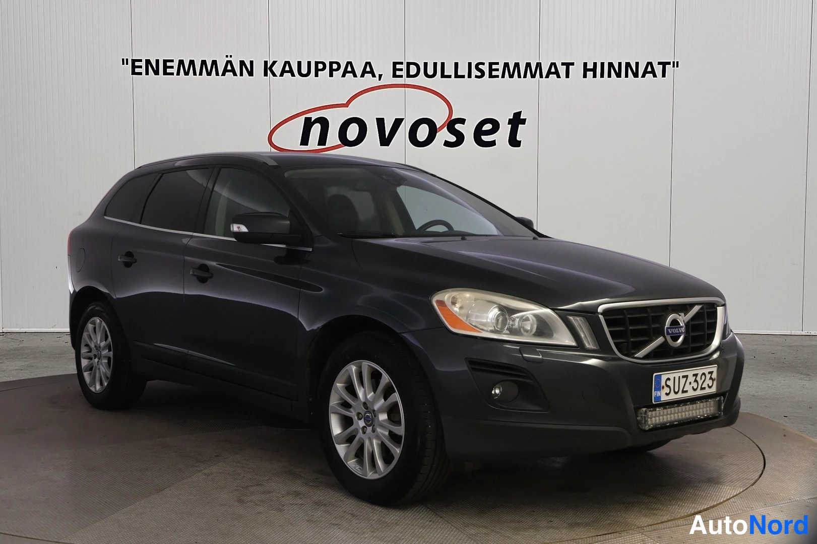 Harmaa Volvo XC60 2010, etuviisto, keula oikealle, kuva 2