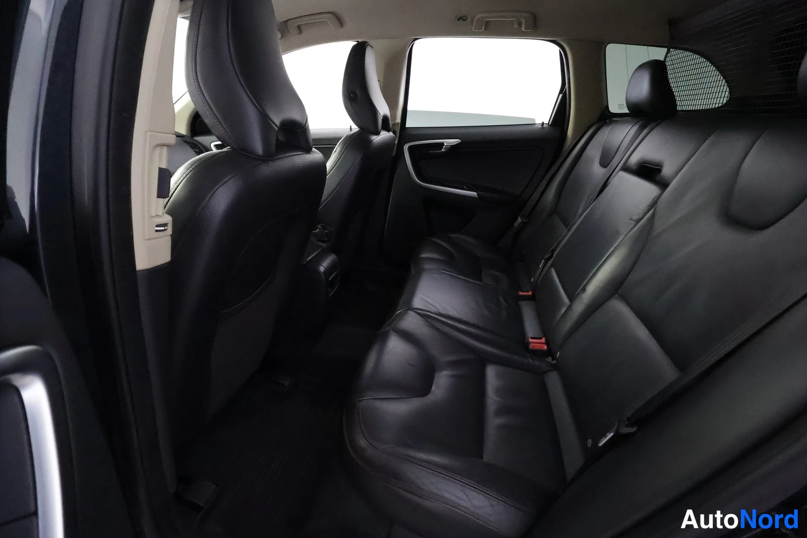 Harmaa Volvo XC60 2010, sivulta, kuva 6