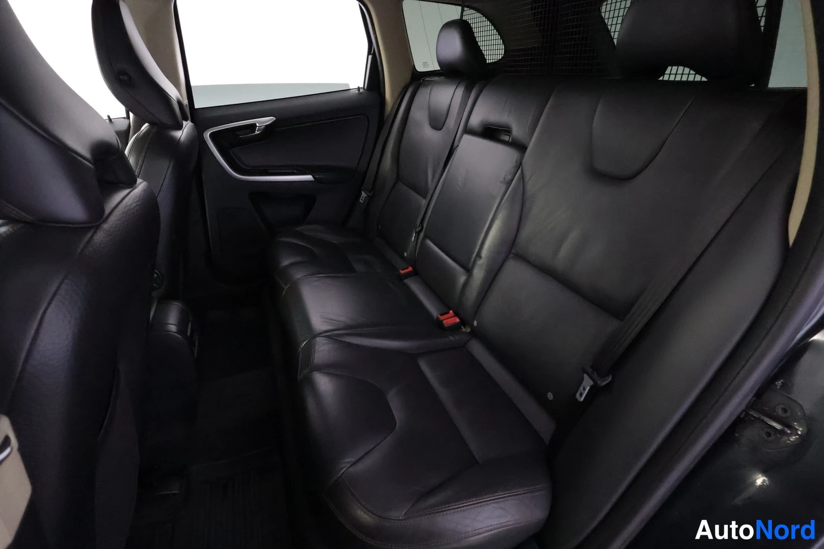 Harmaa Volvo XC60 2010, sivulta, kuva 7