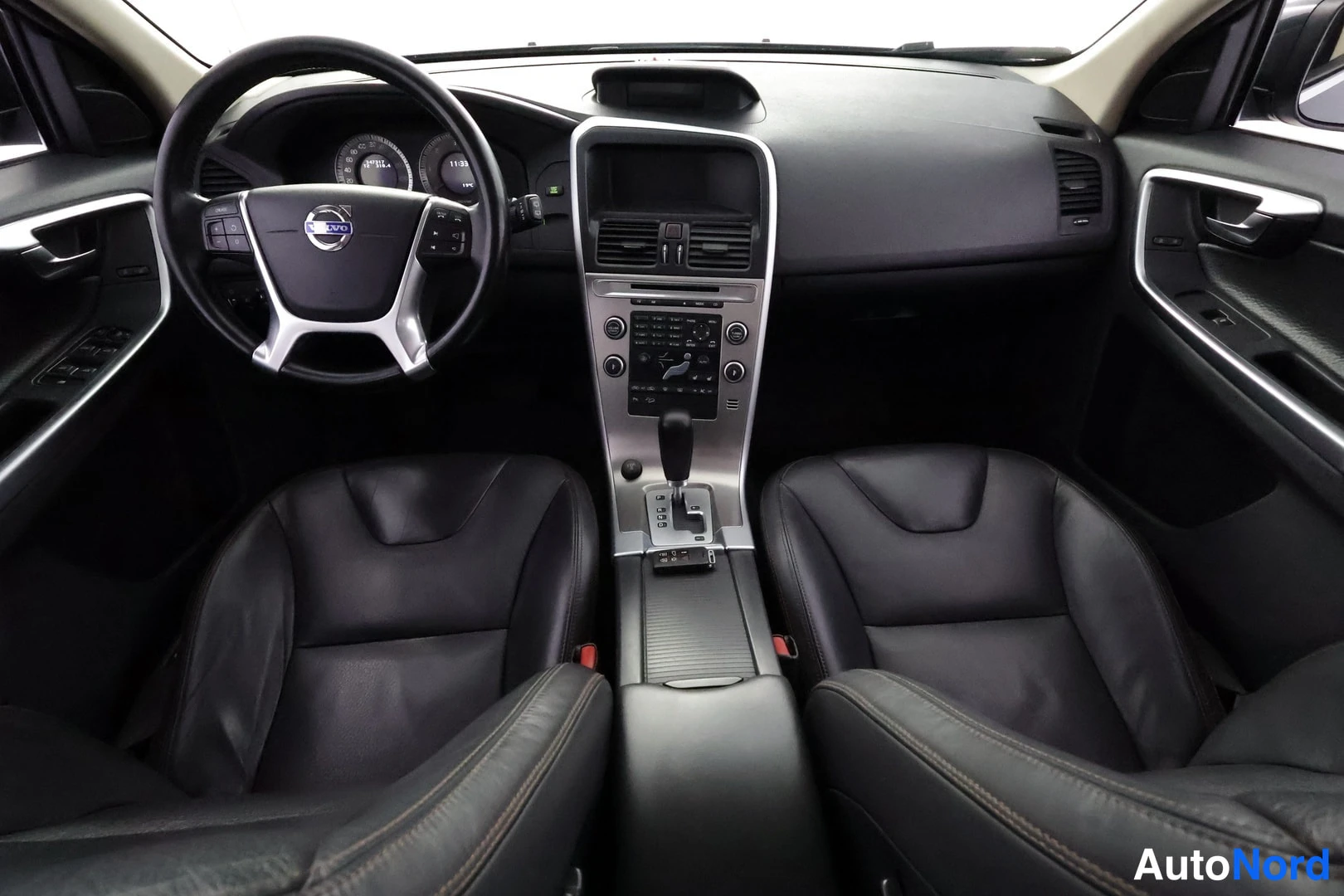 Harmaa Volvo XC60 2010, sivulta, kuva 8