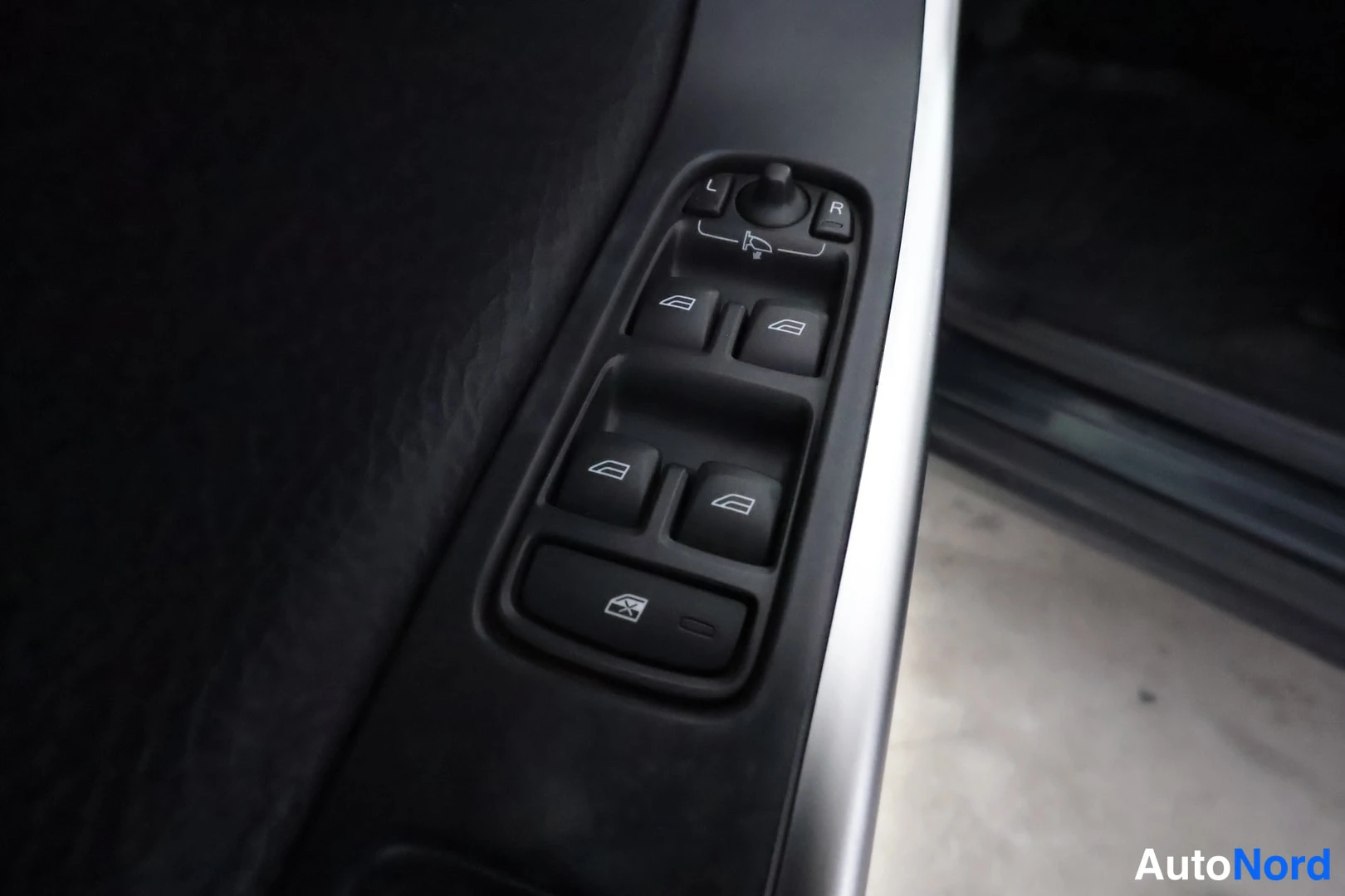 Harmaa Volvo XC60 2010, yksityiskohta, kuva 19