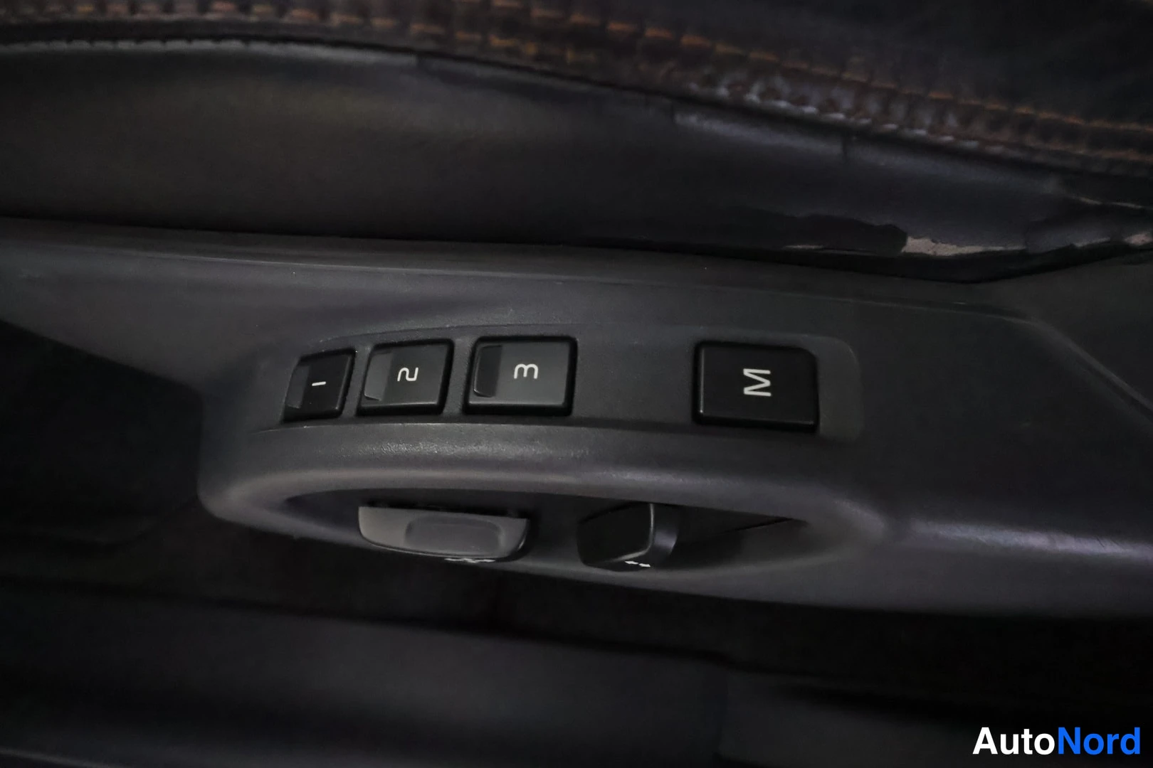 Harmaa Volvo XC60 2010, yksityiskohta, kuva 17
