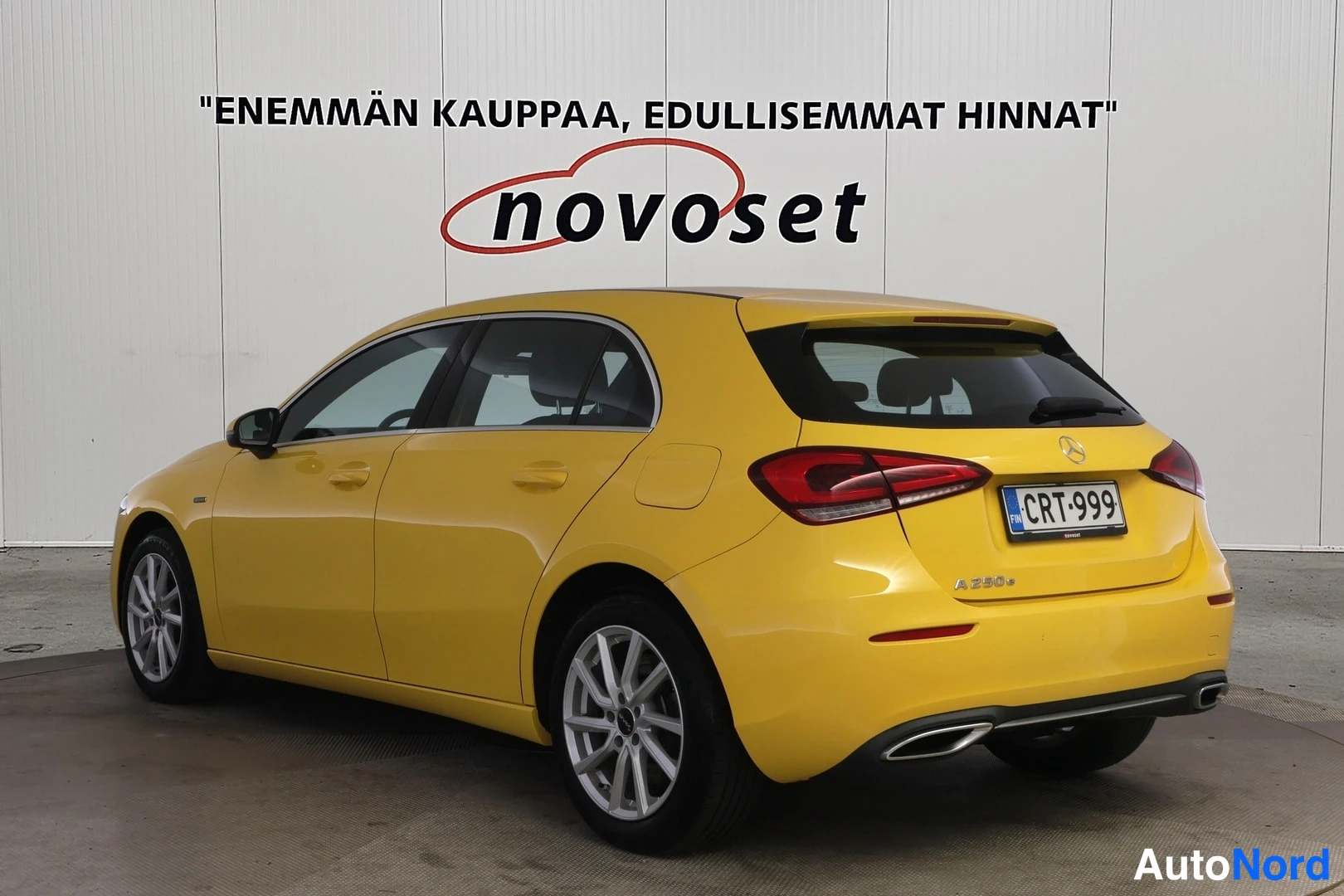 Takaviisto: Keltaisen Mercedes-Benz A 250 e:n takapää ja vasen kylki kolmesta neljäsosasta takaa oikealle, rekisteritunnus.