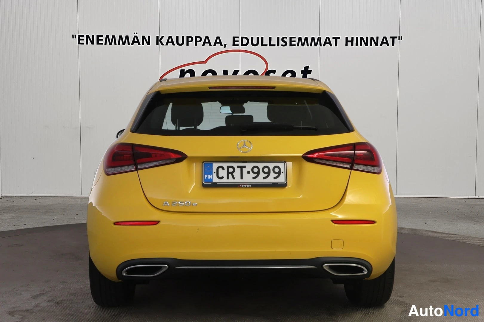 Takaa: Keltaisen Mercedes-Benz A 250 e:n suora takanäkymä, rekisteritunnus.