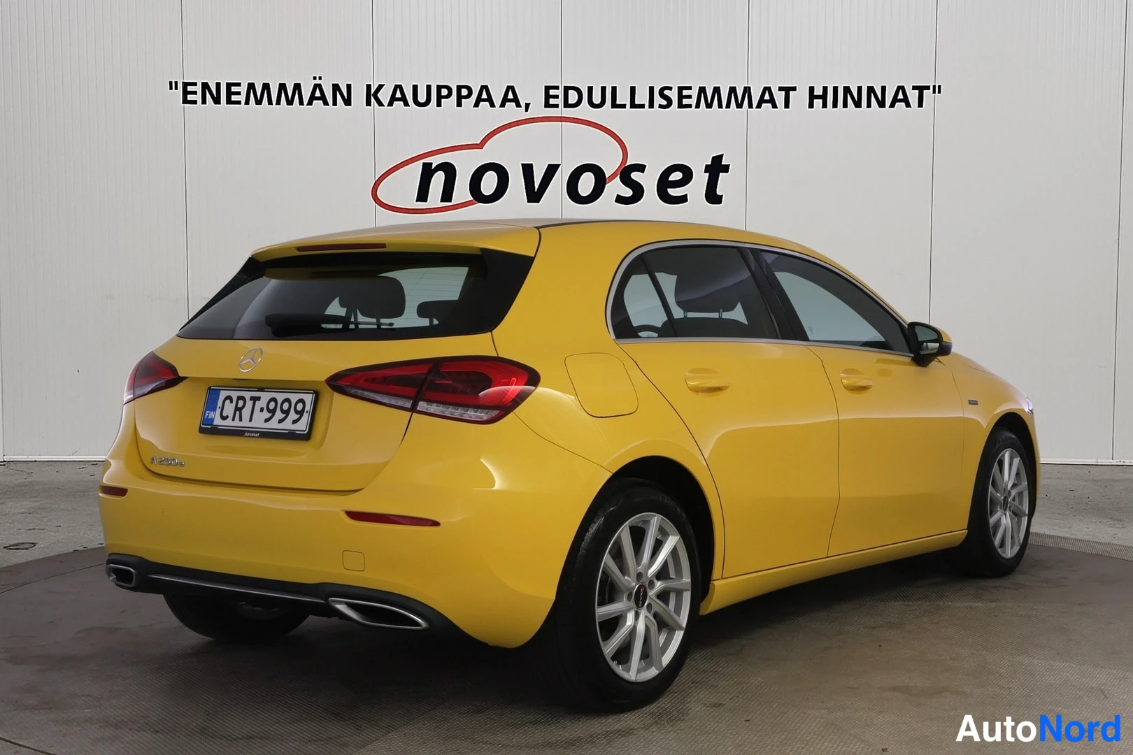 Takaviisto: Keltaisen Mercedes-Benz A 250 e:n takapää ja oikea kylki kolmesta neljäsosasta takaa vasemmalle, rekisteritunnus.