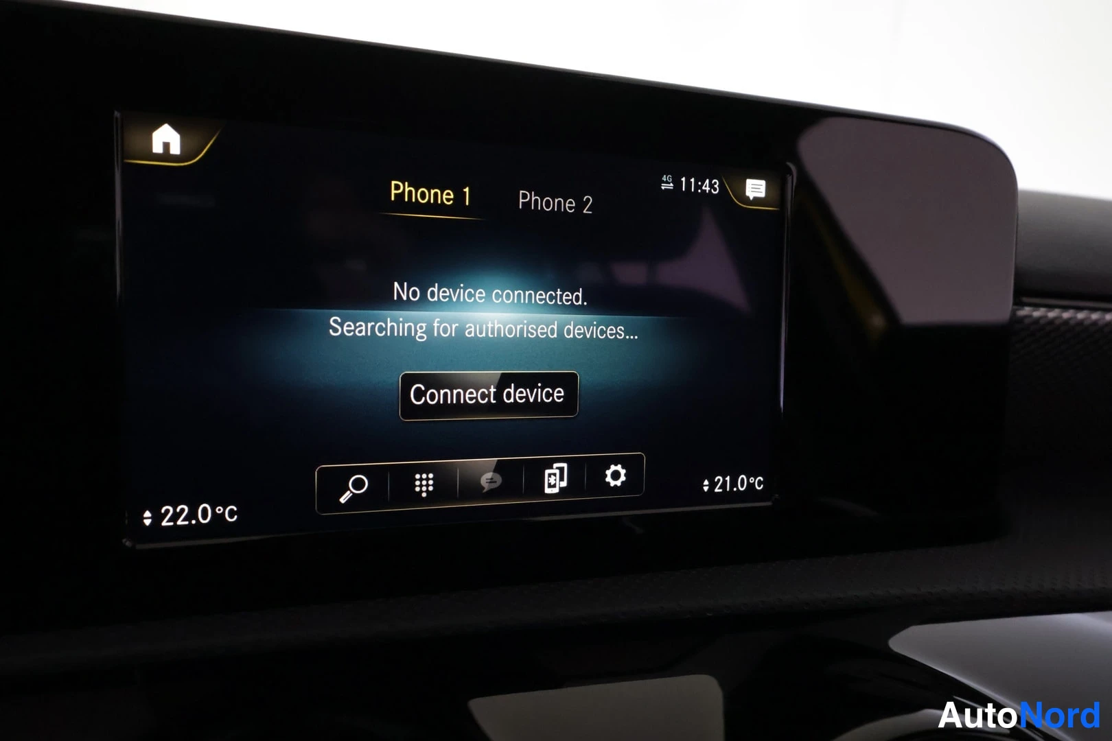 Yksityiskohta: Auton kesk Näyttö näyttää Phone 1 -sivun tekstillä No device connected.