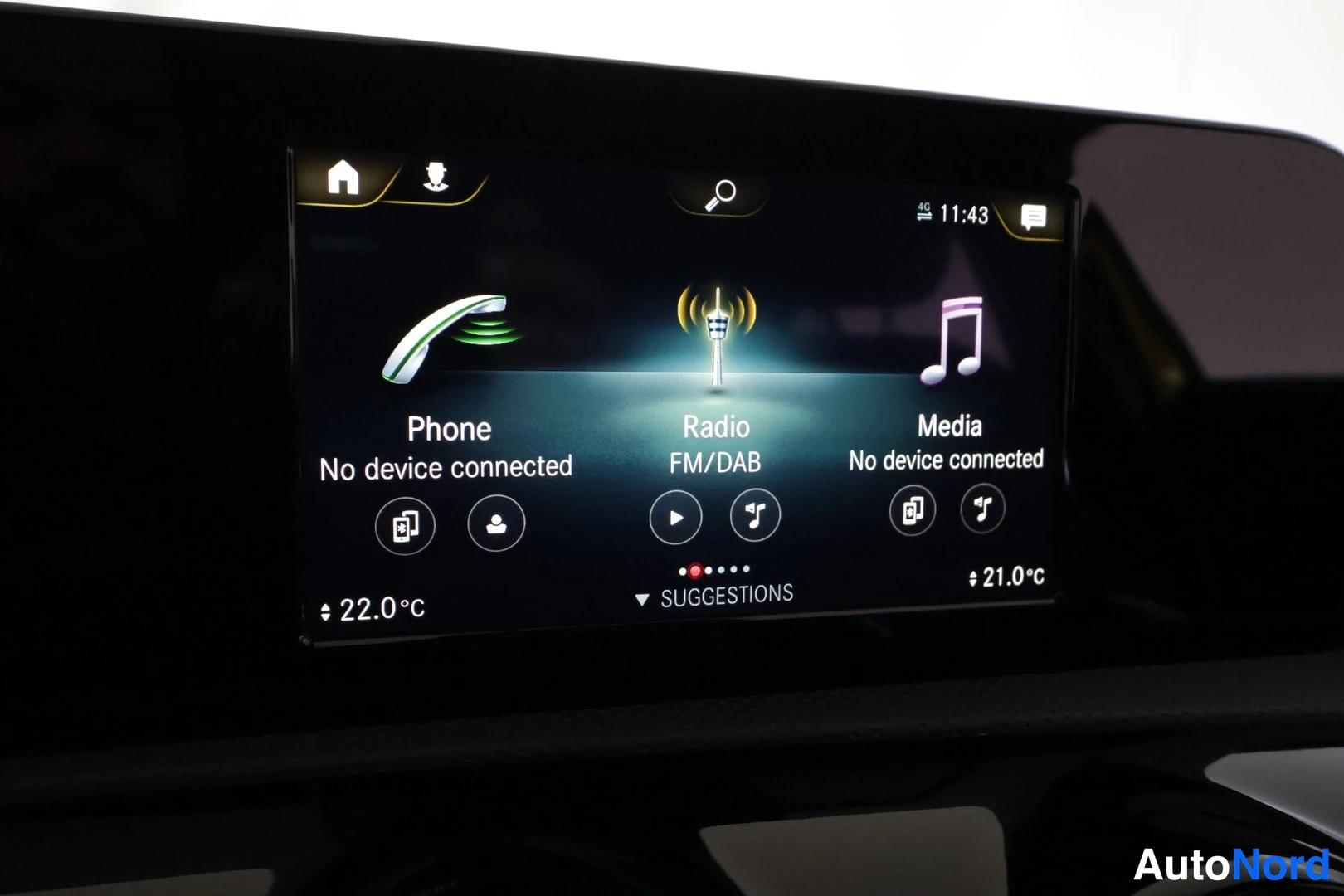 Yksityiskohta: Auton infotainment-näytön valikko vaihtoehdoilla Phone, Radio FM/DAB ja Media.