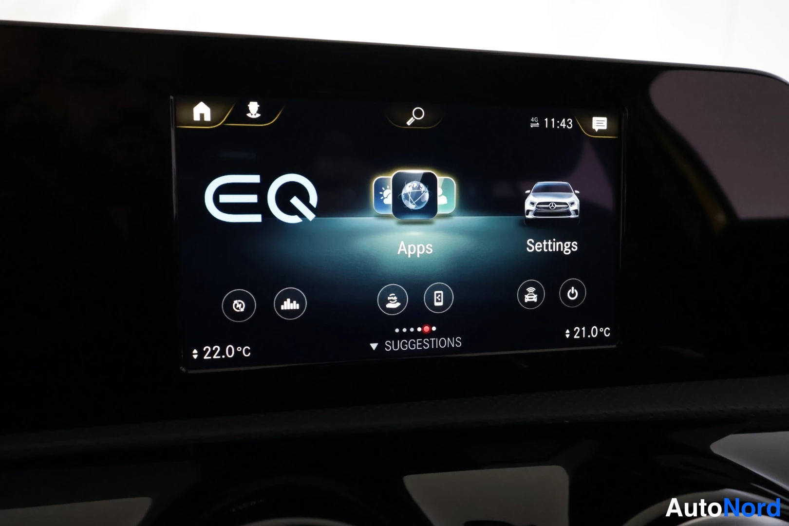 Yksityiskohta: Auton näytön päävalikko jossa EQ-logo sekä Apps- ja Settings-kuvakkeet.