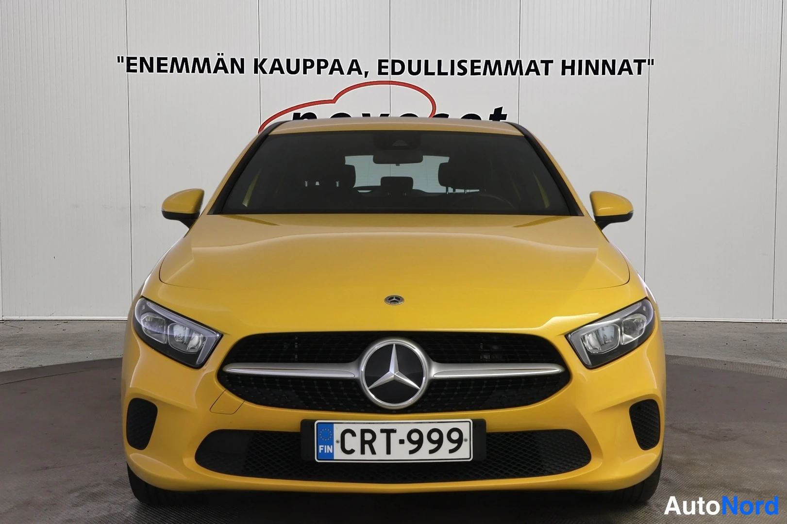 Edestä: Keltaisen Mercedes-Benzin etunäkymä suoraan edestä, rekisteritunnus.