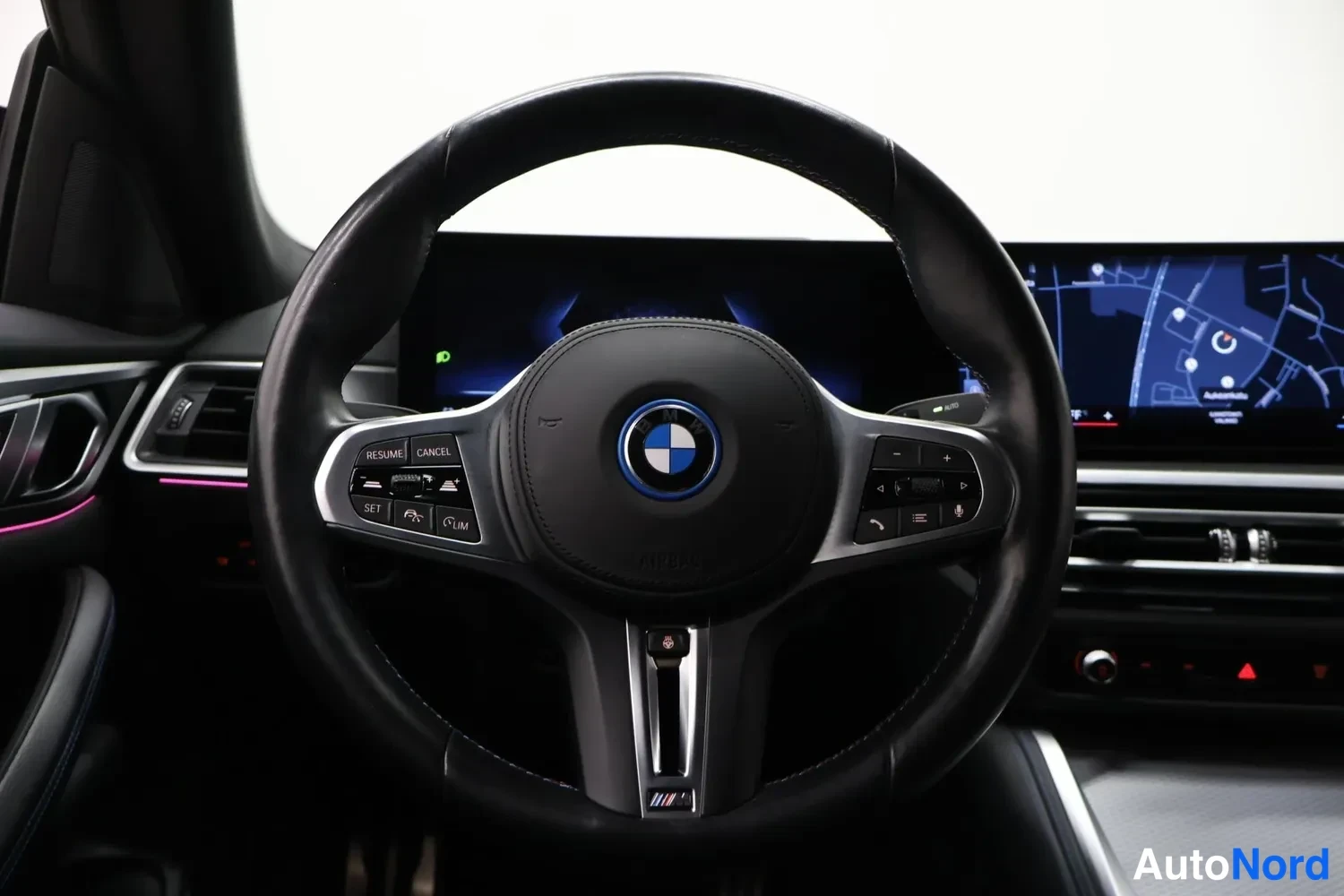Muu: BMW-ohjauspyörä ja digitaalinen kojelaudan näyttö, jolla näkyy kartta.