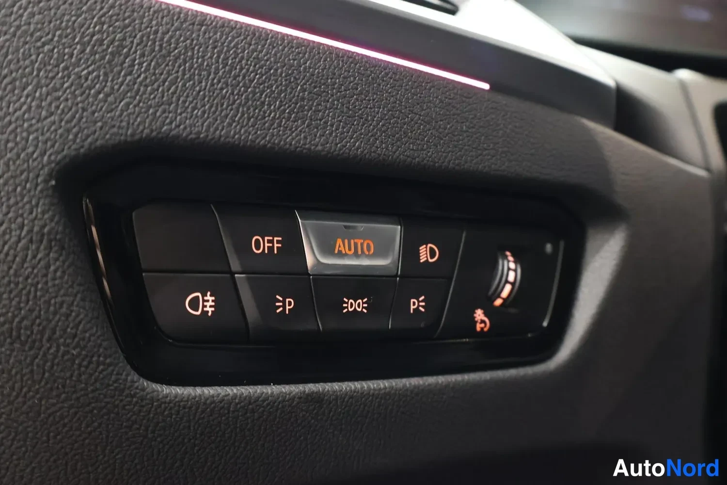 Edestä: Valonsäädinryhmä: OFF-, AUTO- ja sumuvalo-kytkimet.