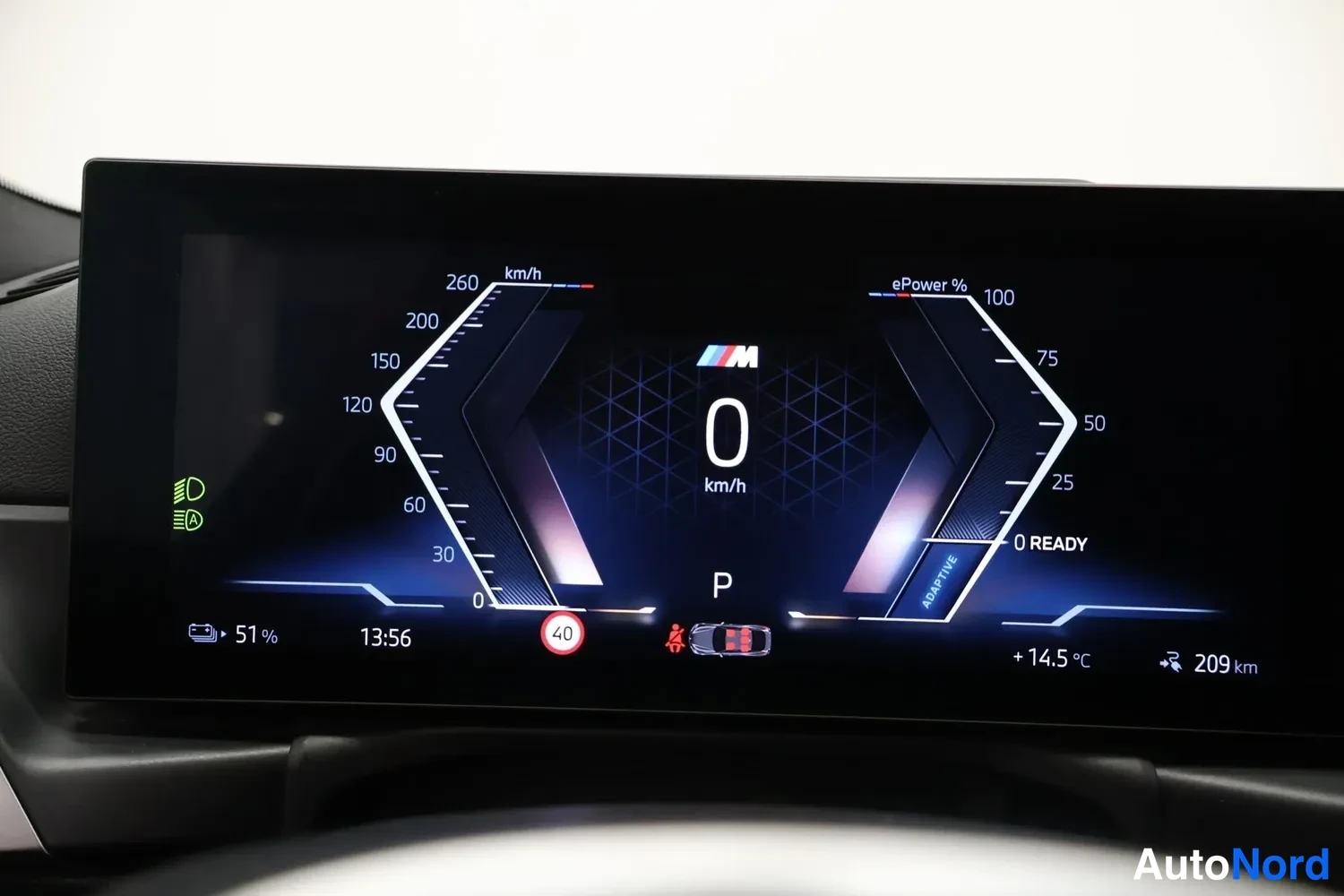 Muu: BMW:n digitaalinen mittaristö näyttää 0 km/h nopeuden, P-vaihteen, akun varausluvun 51 %, ulkolämpötilan +14,5 °C ja ajettua matkaa 209 km.