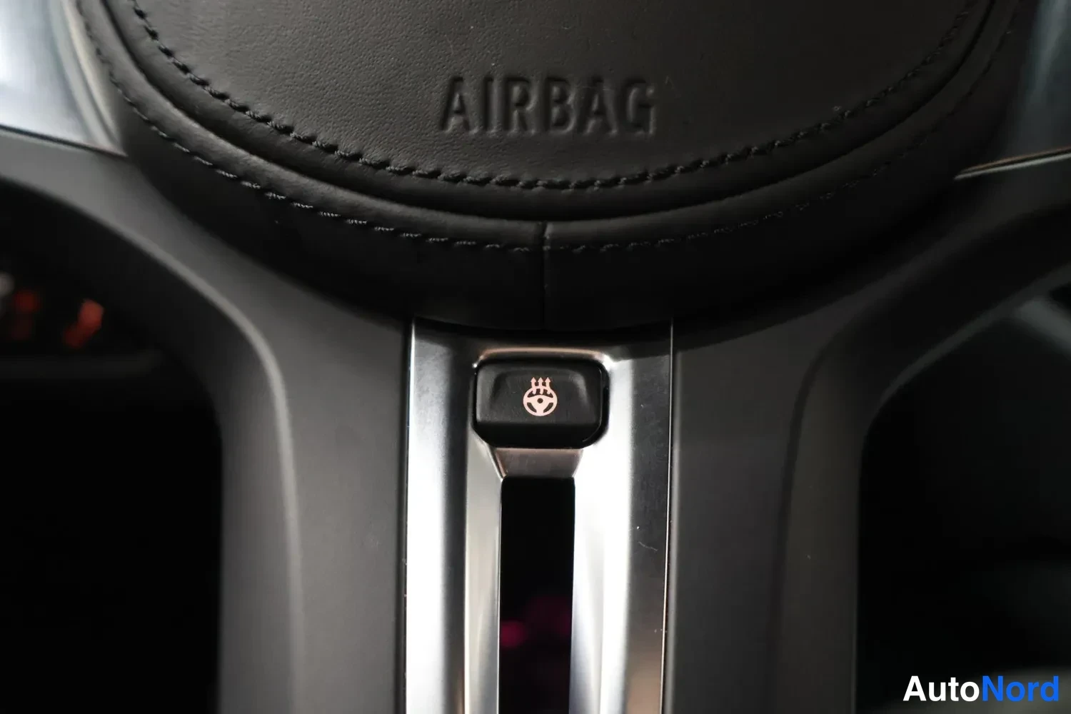 Muu: Ohjauspyörän keskusta, jossa AIRBAG-teksti ja sähköisesti säädettävän ohjauspyörän painike.