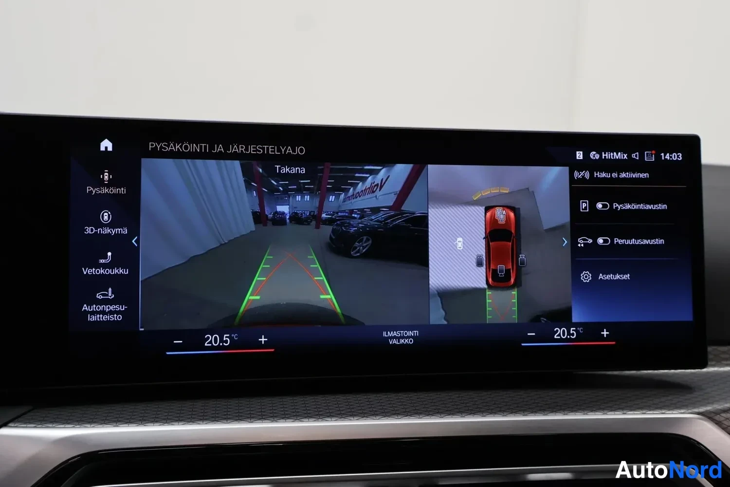 Muu: Auton keskusnäyttö pysäköintijärjestelyajon näkymässä: takakamerakuva ja 3D-näkymä auton ympärillä, valikossa Psykäinti, 3D-näkymä, Vetokoukku ja Autonpesu-lait