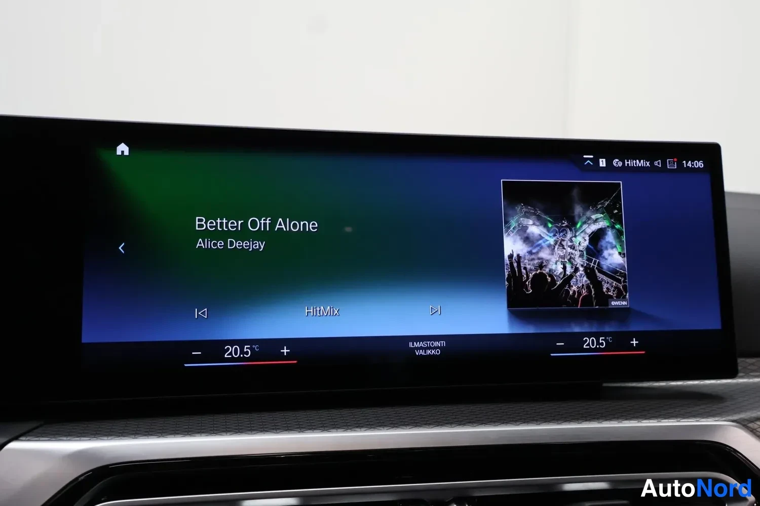 Muu: Auton infotainment-näyttö toistaa musiikkia: 'Better Off Alone' esittäjältä Alice Deejay, lähteellä HitMix.