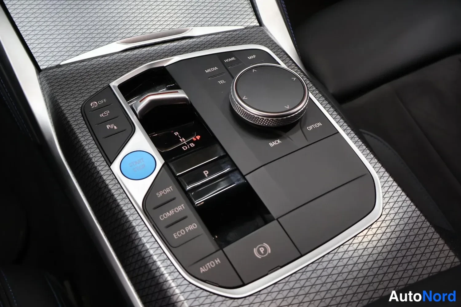 Muu: Keskikonsolin vaihteenvalitsin ja iDrive-ohjain, jossa käynnistysnappi, ajo-tilat SPORT, COMFORT ja ECO PRO, ja Auto H ja käsijarrupainike.
