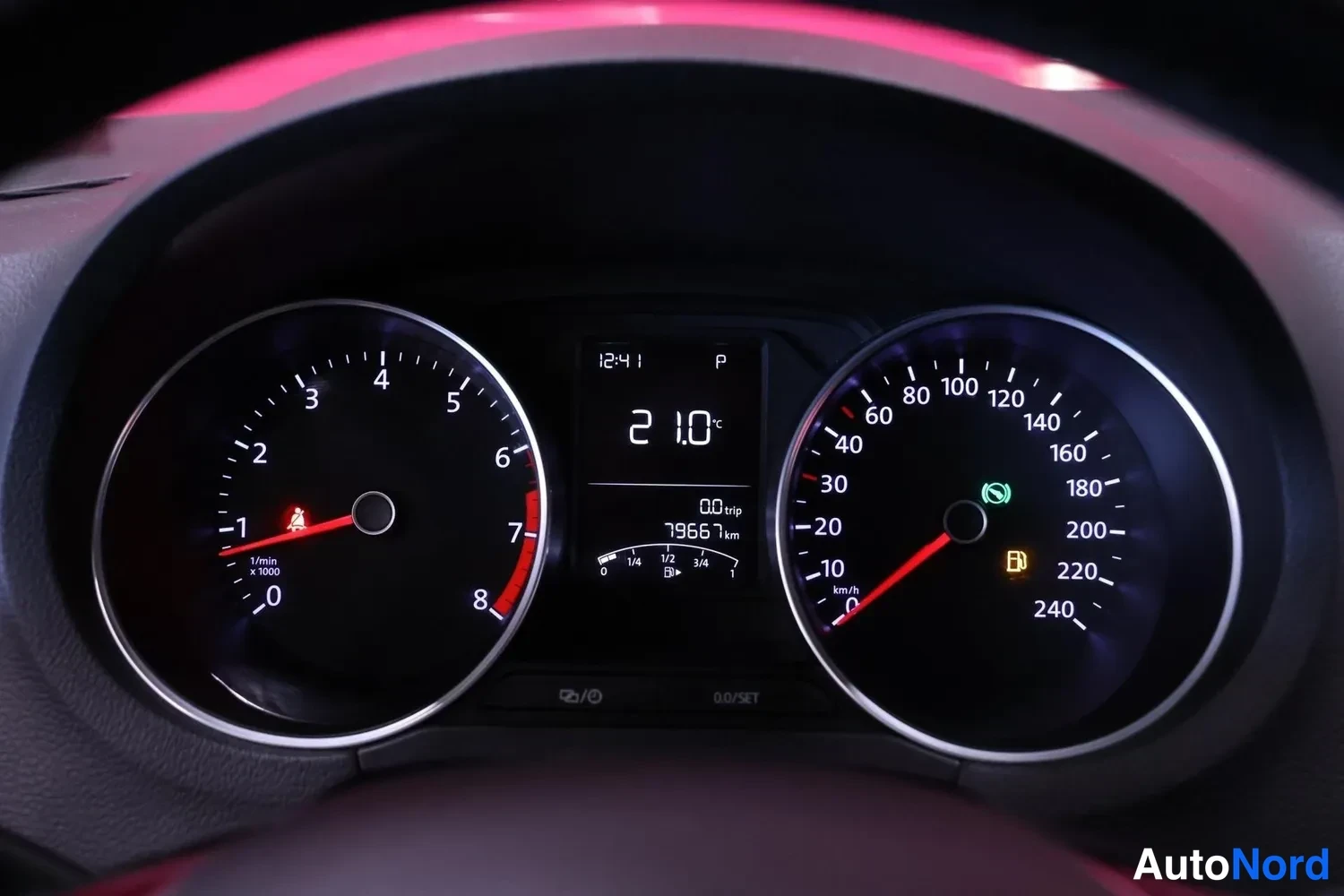 Muu: Mittaristo: nopeusmittari 240 km/h asti, kierroslukumittari 8 x1000/min asti ja keskellä näyttö, jossa lukema 79 667 km.