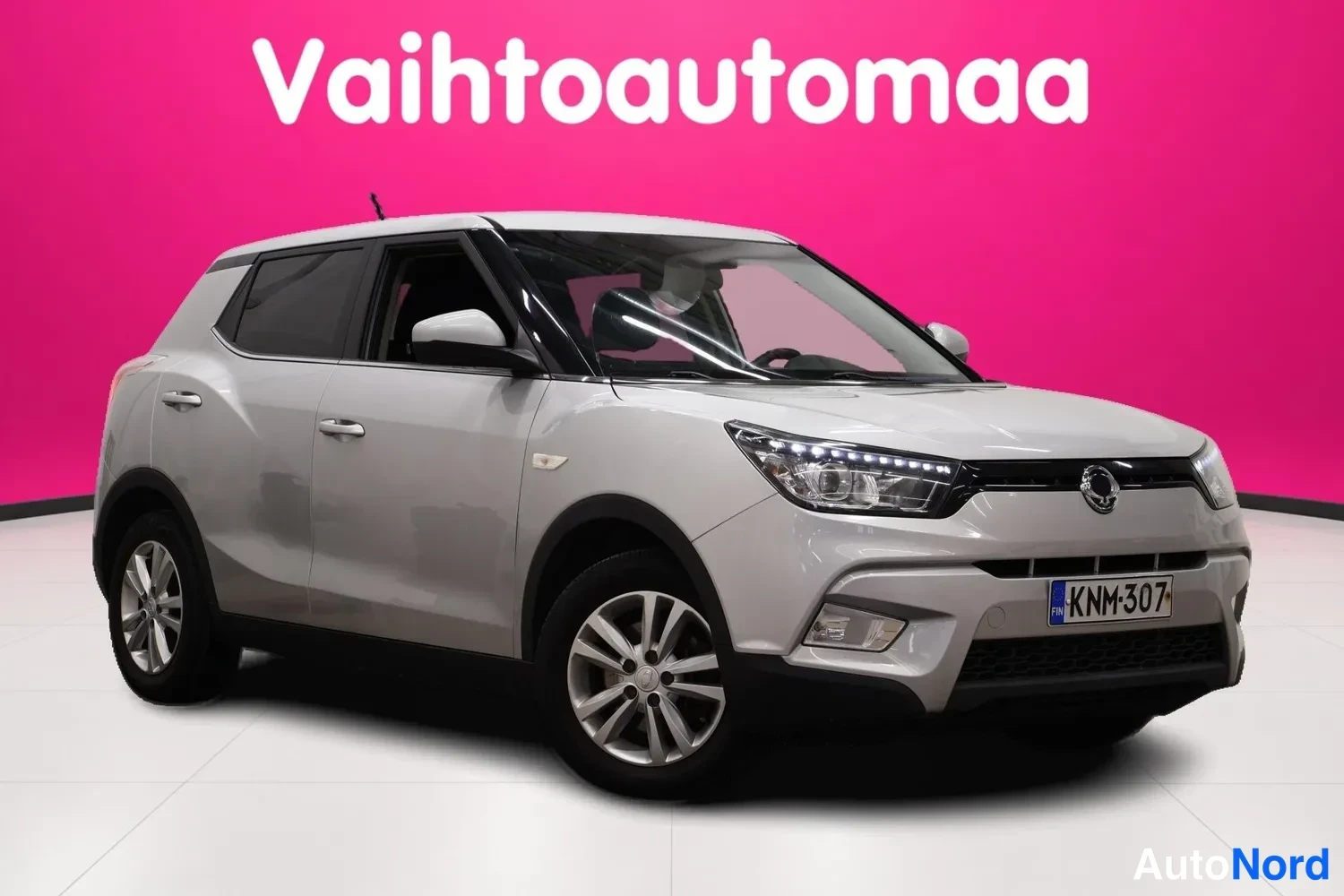 Silver Ssangyong Tivoli 2016, snett framifrån, fronten åt höger, bild 2