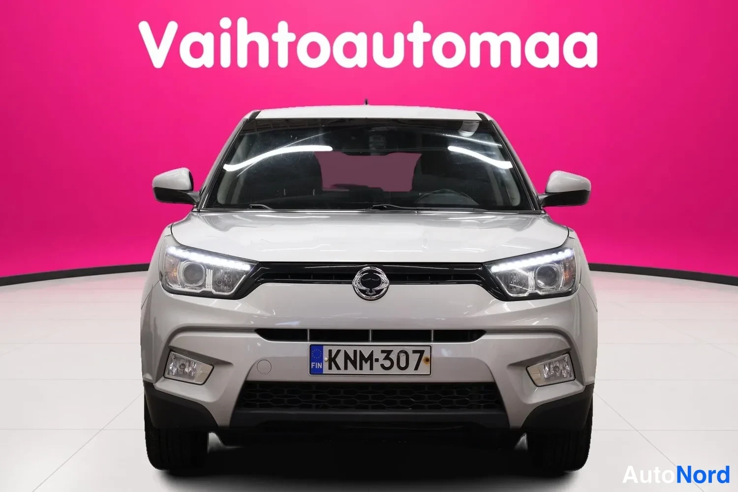 Silver Ssangyong Tivoli 2016, framifrån, bild 3