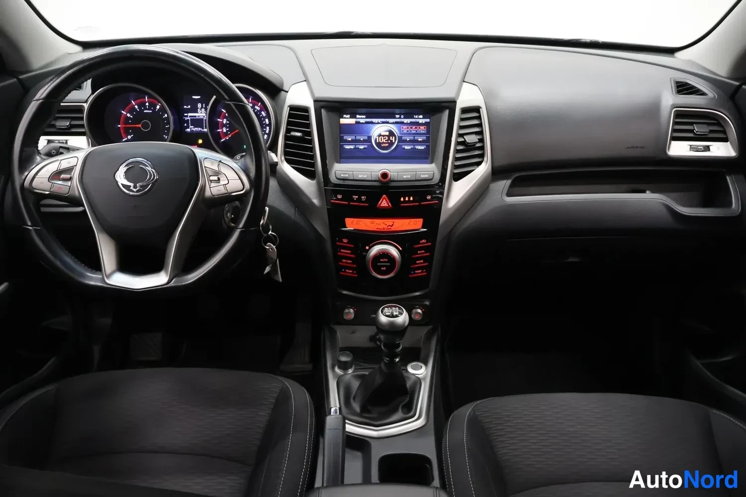 Silver Ssangyong Tivoli 2016, framifrån, bild 5