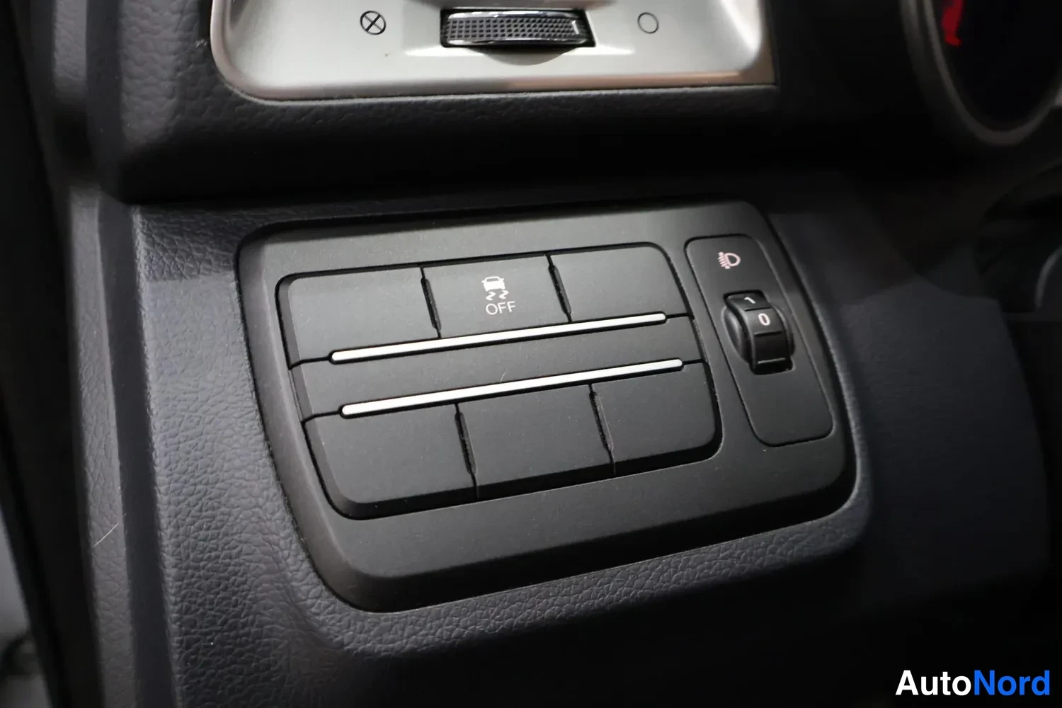 Silver Ssangyong Tivoli 2016, framifrån, bild 6