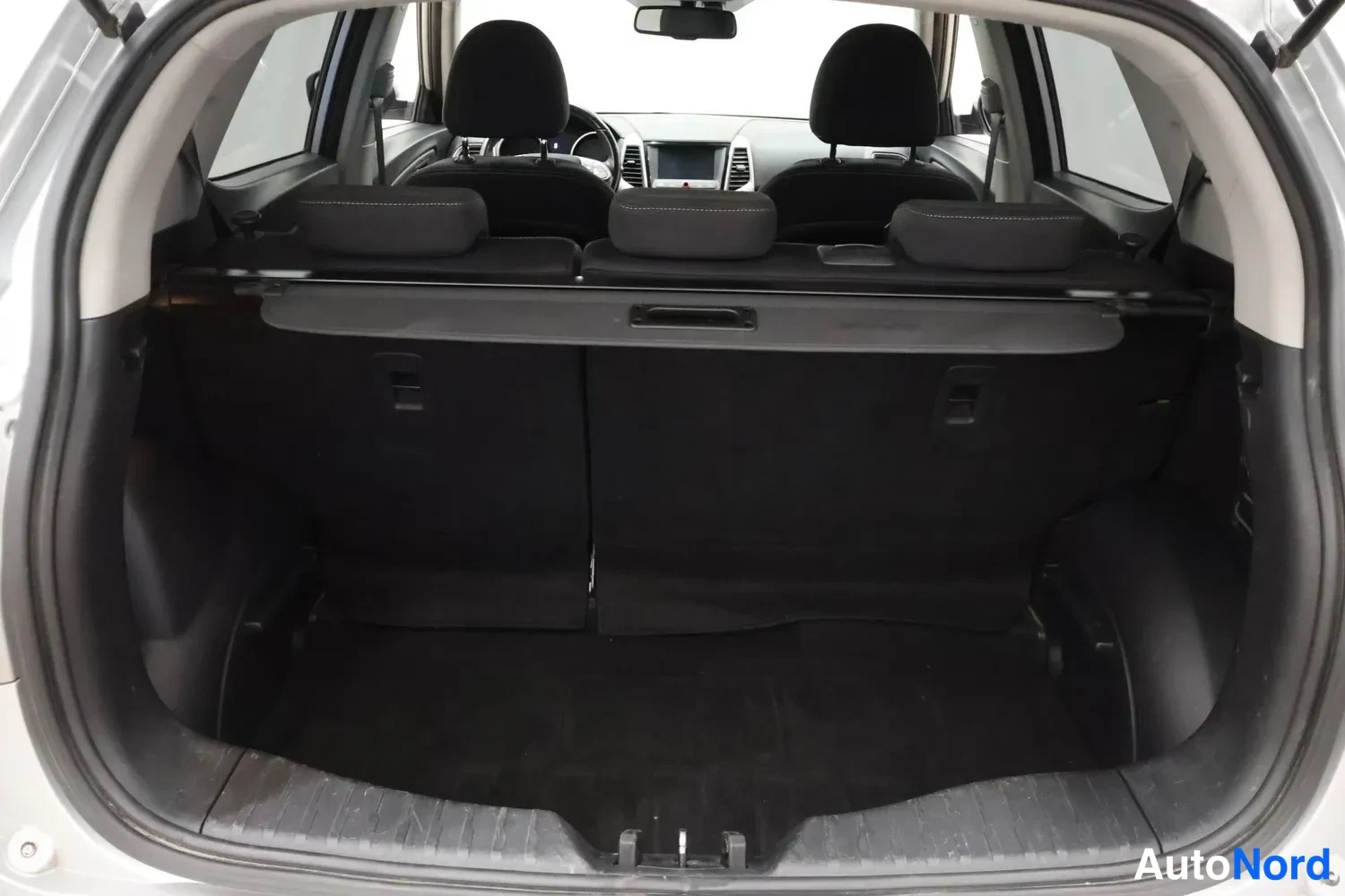 Silver Ssangyong Tivoli 2016, bild 21