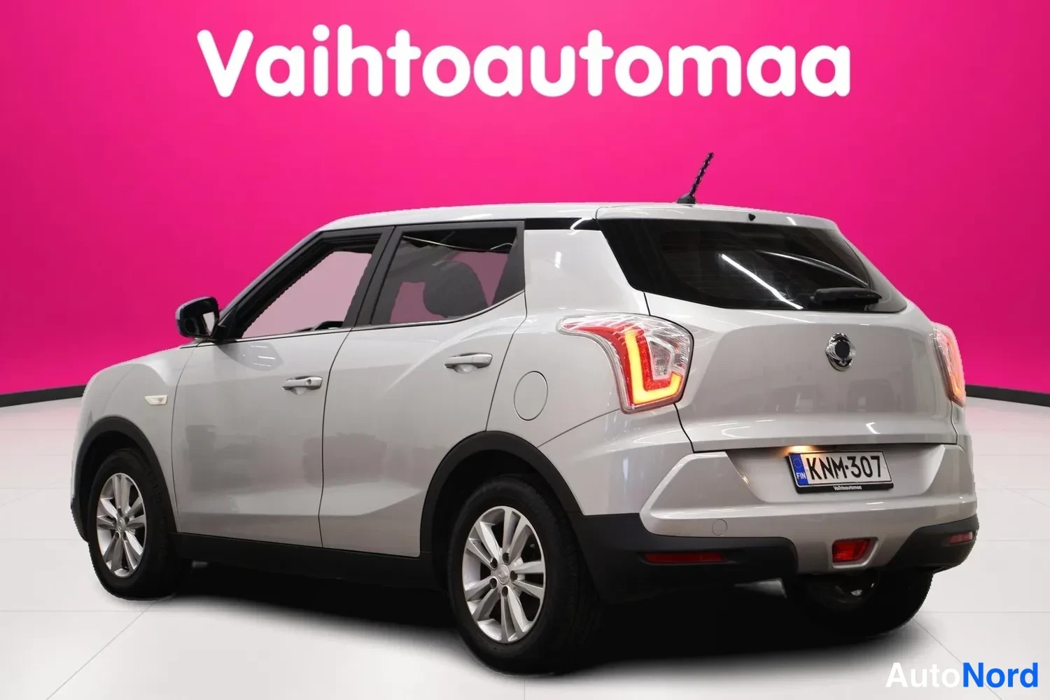 Silver Ssangyong Tivoli 2016, snett bakifrån, bild 8