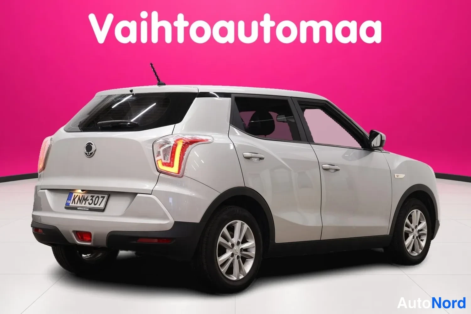 Silver Ssangyong Tivoli 2016, snett bakifrån, bild 9