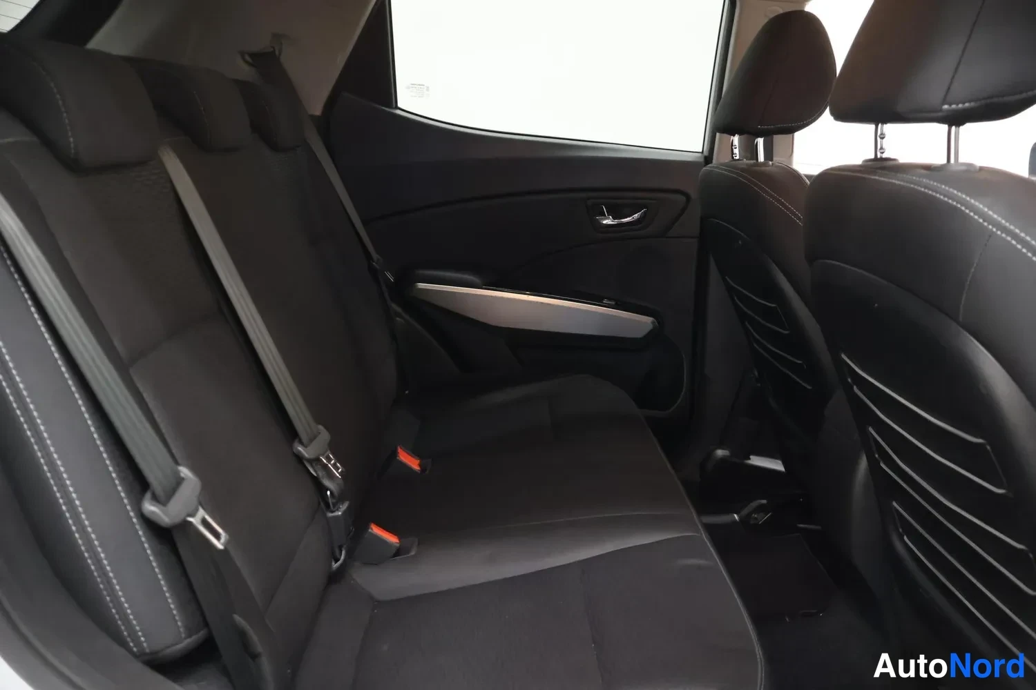 Silver Ssangyong Tivoli 2016, bild 12