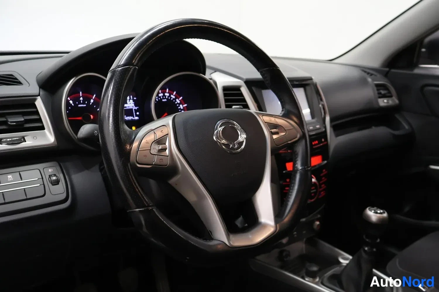 Silver Ssangyong Tivoli 2016, framifrån, bild 4