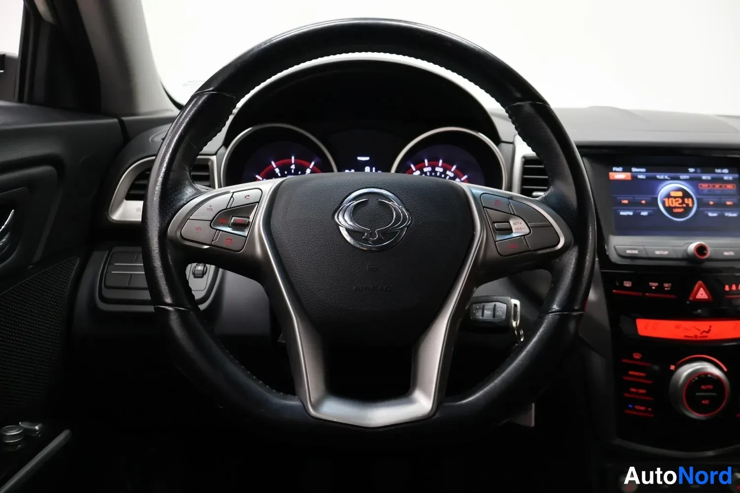 Silver Ssangyong Tivoli 2016, framifrån, bild 7