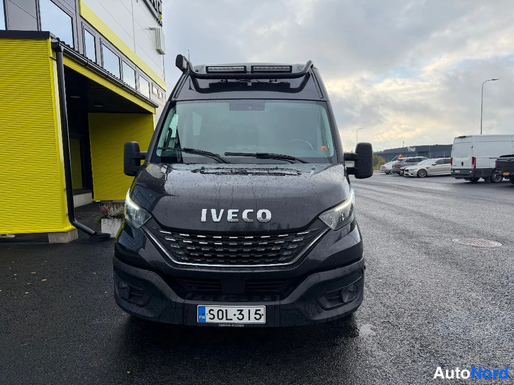 Edestä: Iveco Daily -pakettiauto suoraan edestä kuvattuna, kattoteline ja LED-valot katolla, rekisterikilpi.