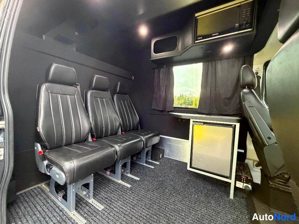 Musta Iveco Daily 2020, takaa, kuva 16