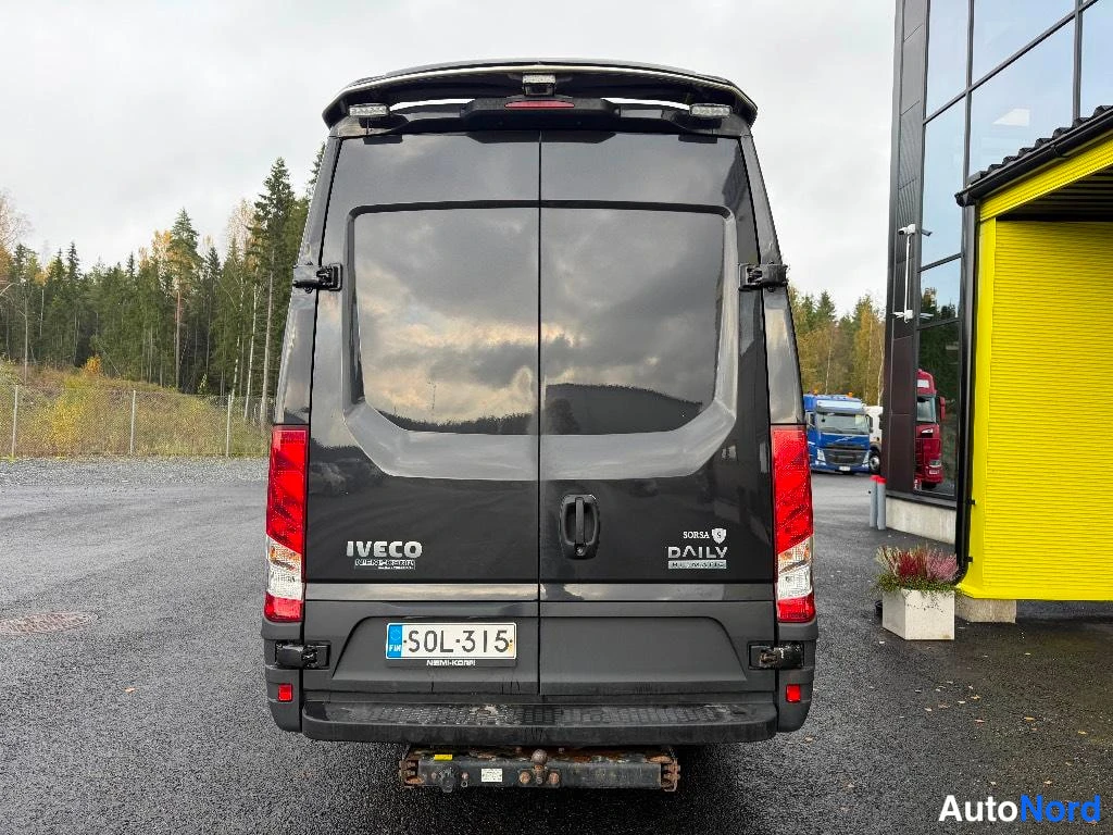 Musta Iveco Daily 2020, takaa, kuva 9
