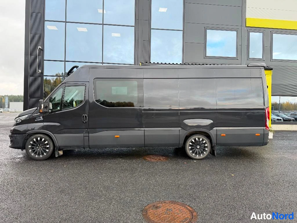 Musta Iveco Daily 2020, etuviisto, keula vasemmalle, kuva 4