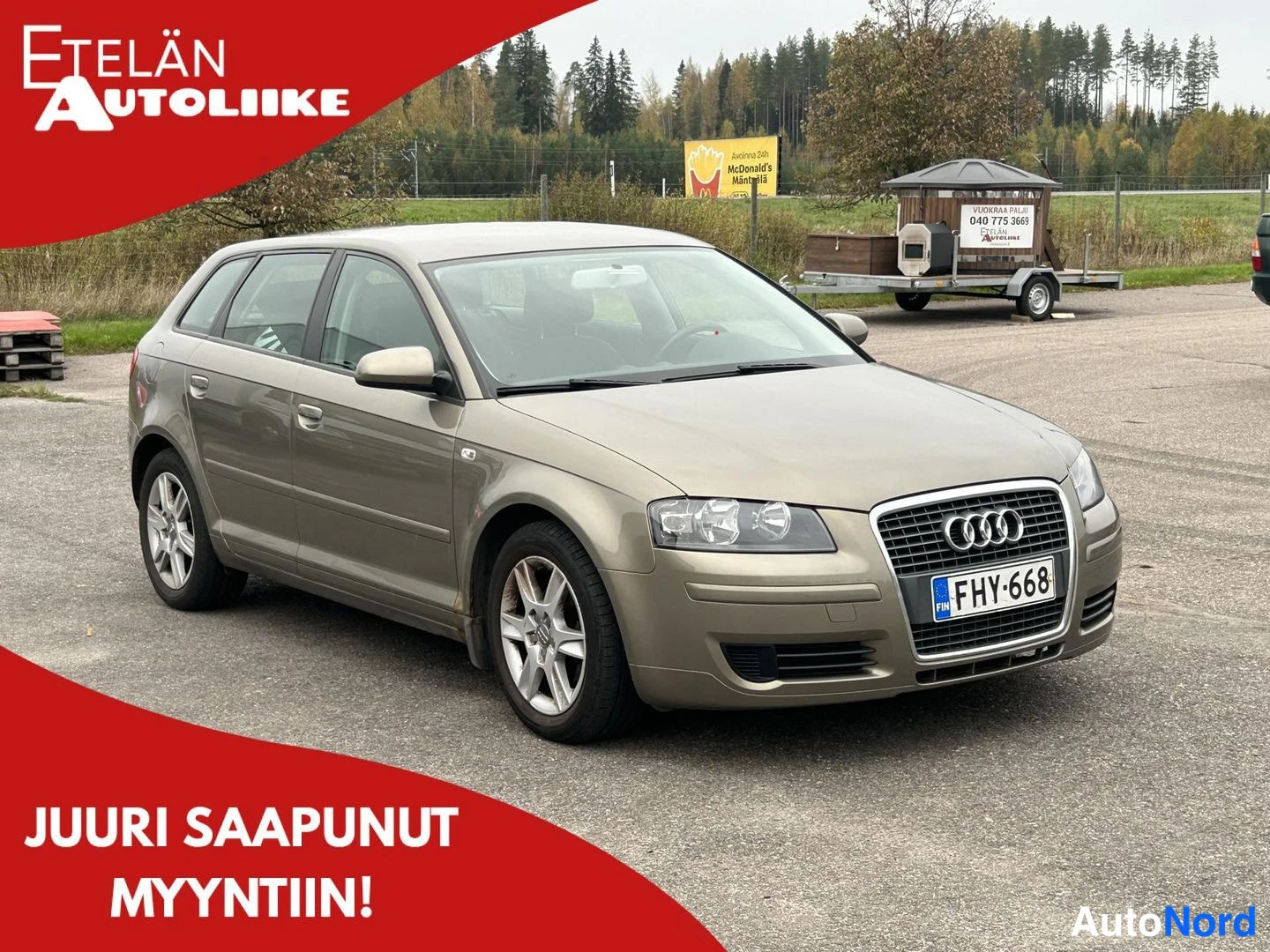 Etuviisto, nokka oikealle: Beige Audi A3 Sportback -auton etukolmannelta oikealta näkyvä kuva, etusäleikkö ja rekisterikilpi näkyvät.