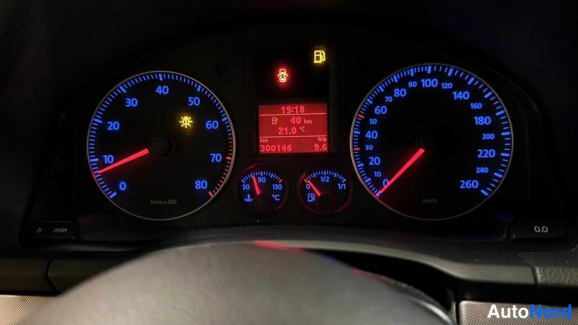 Muu: Kojelaudan mittaristo: nopeusmittari 260 km/h asti, matkamittari 300146 km, lämpötila 21,0 °C, polttoainemittari noin puolet.