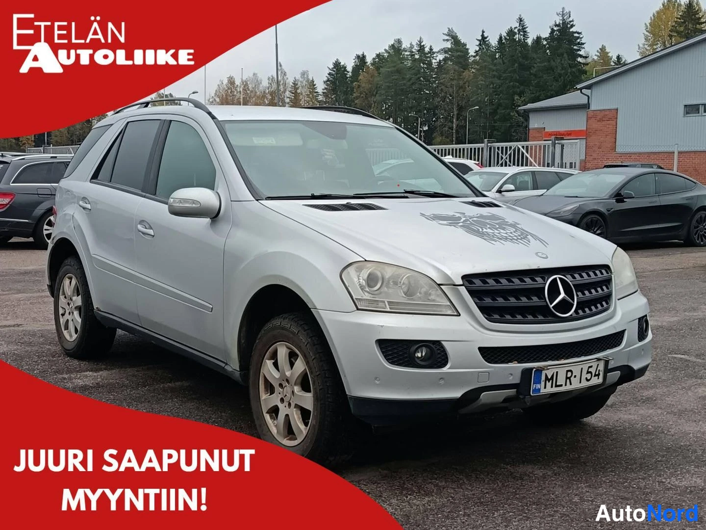 Etuviisto, nokka oikealle: Hopeanvärinen Mercedes-Benz ML -maasturin etukulmanäkuva, rekisteritunnus.