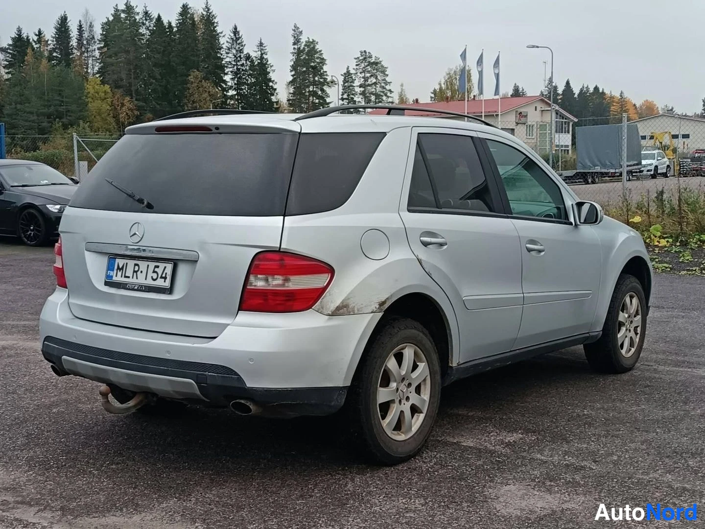 Takaviisto: Hopeanvärinen Mercedes-Benz ML:tä takakulmasta, rekisteritunnus.