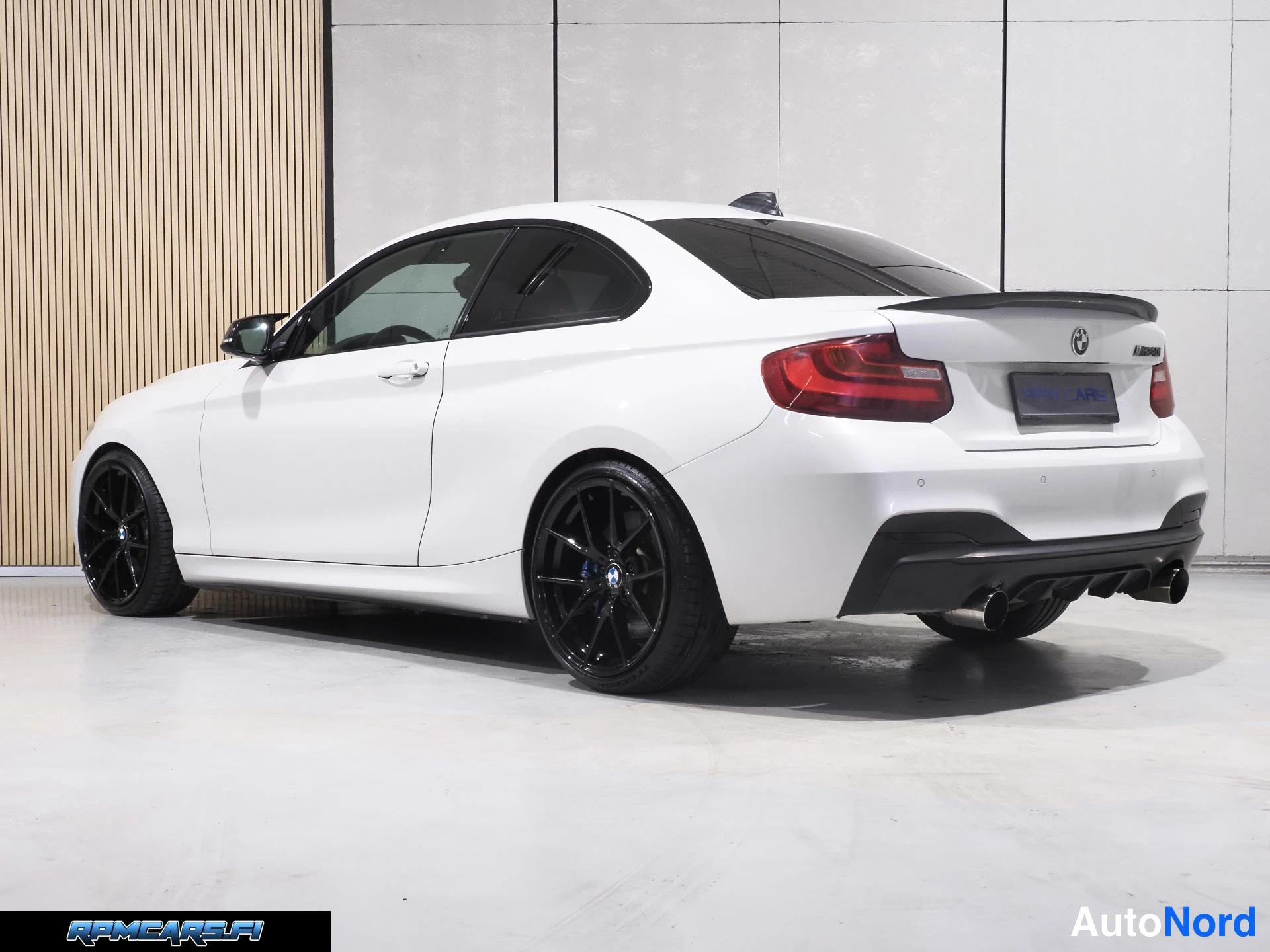 Valkoinen BMW M240i 2017, takaviisto, kuva 15