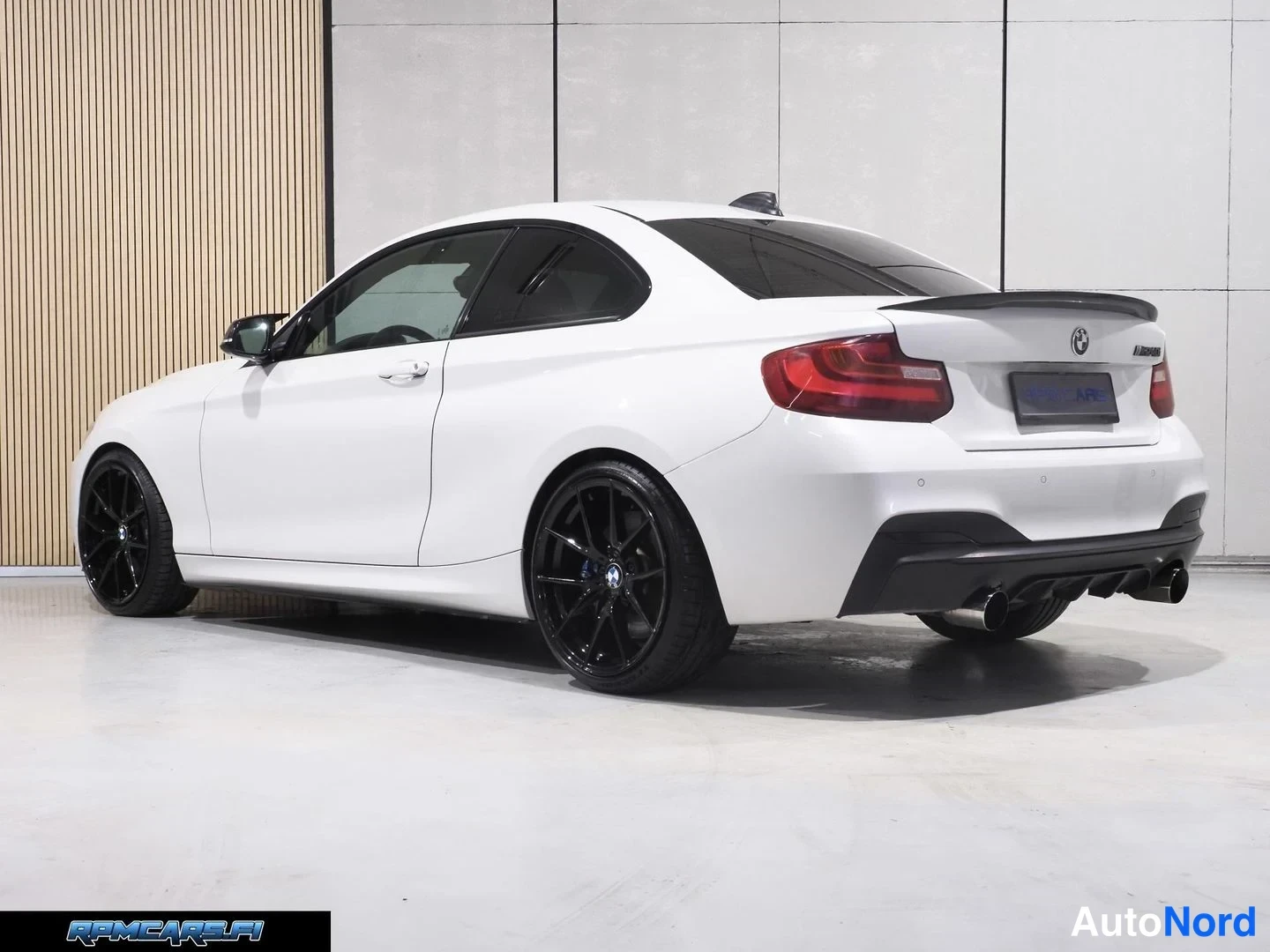 Valkoinen BMW M240i 2017, takaviisto, kuva 14