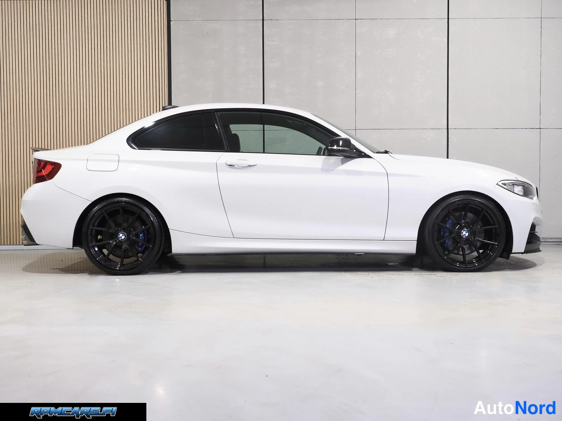 Valkoinen BMW M240i 2017, takaviisto, kuva 17